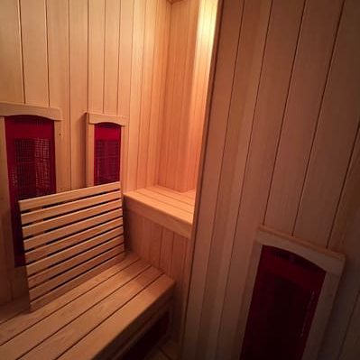 木製紅外線桑拿房，提供舒適放鬆的健康療程。