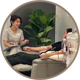 貴賓接受血液淨化療程，護理師親切關懷並全程陪同，療程舒適安心。