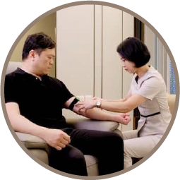 護理師進行抽血前評估，確保療程安全與準確性，打造專業醫療體驗。